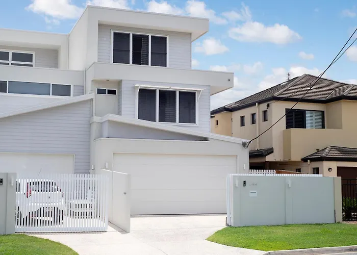 Luxury Tri-Level Duplex In Mermaid Beach - Coasthm Gold Coast